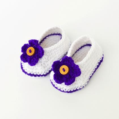 Crochet baby booties - White