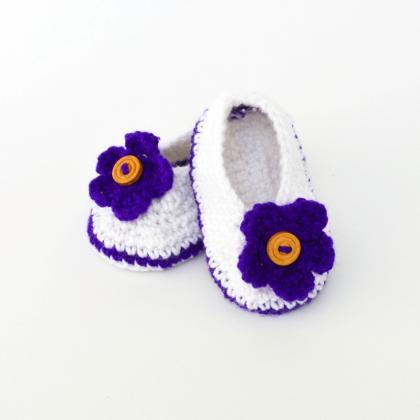 Crochet baby booties - White