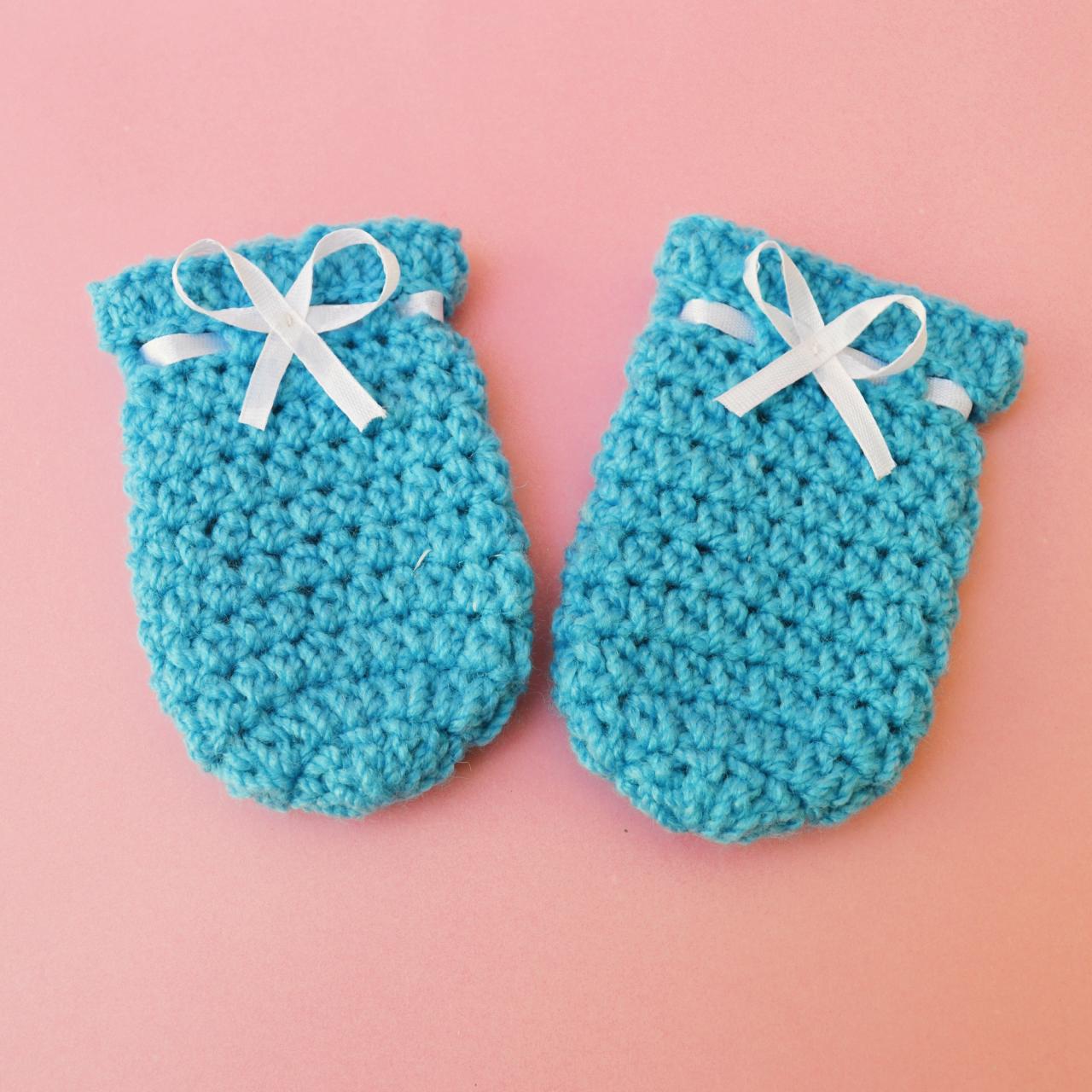 Crochet baby mittens - Sky Blue