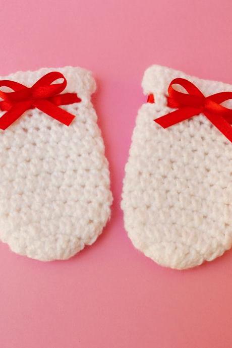 Crochet baby mittens - White