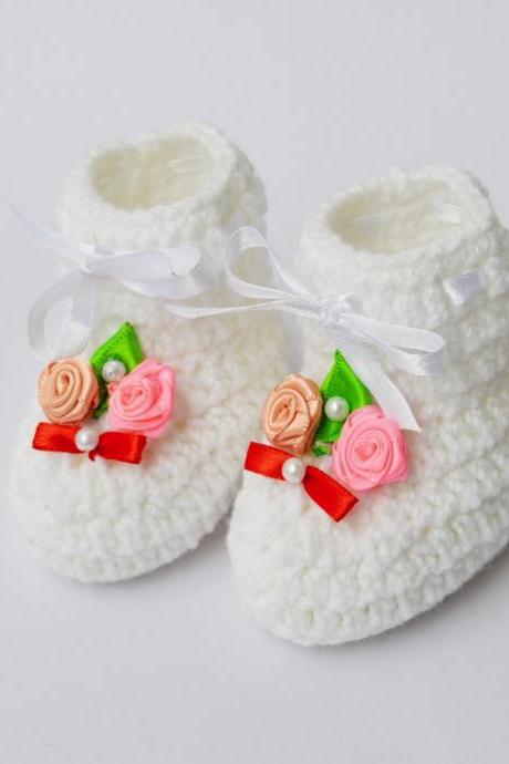 Crochet flower applique baby booties - White