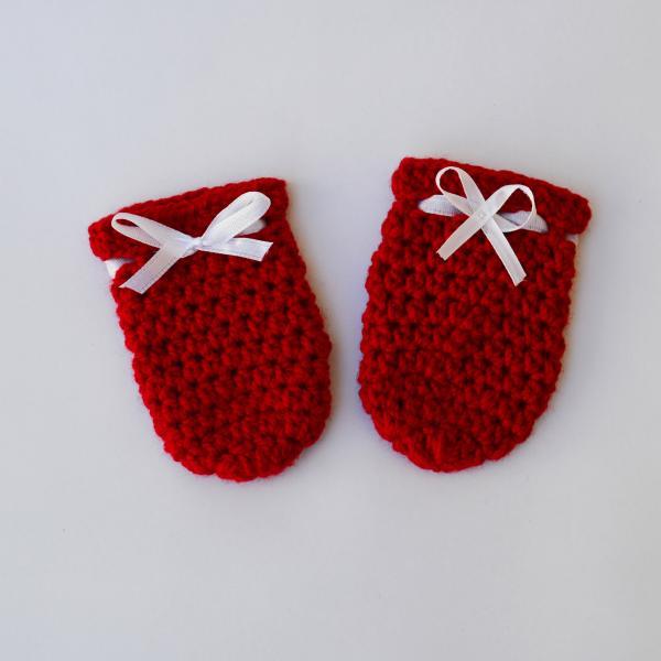 Crochet baby mittens - red